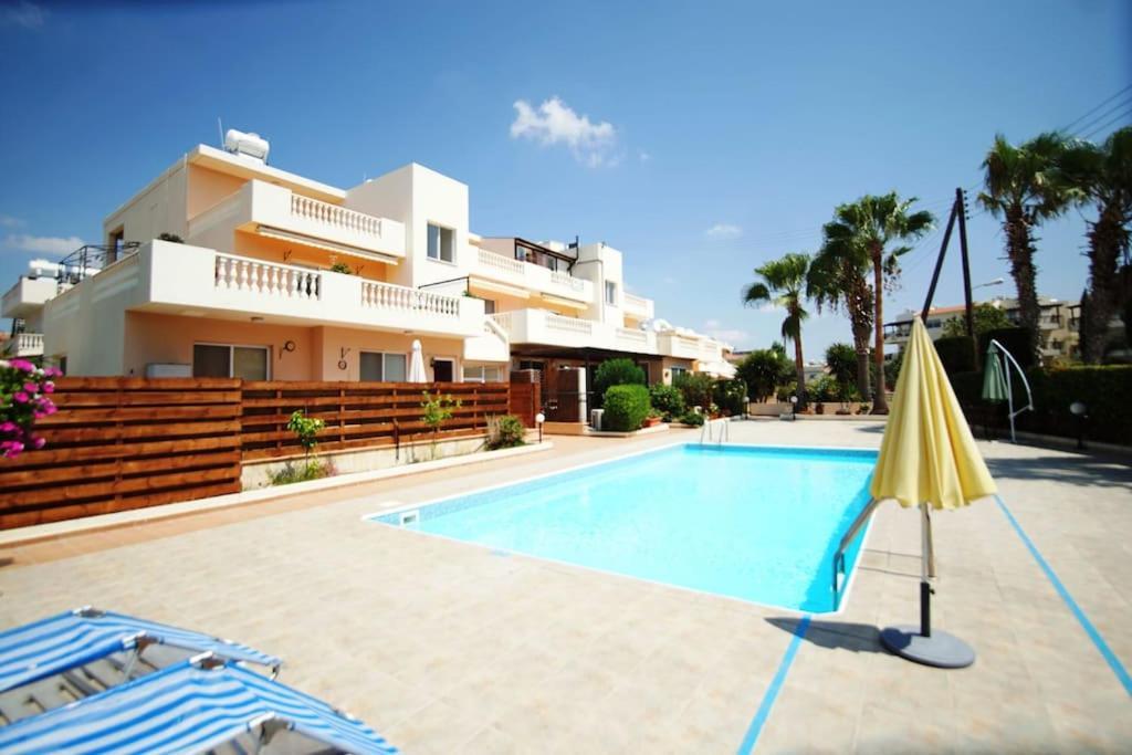 Central Pool-Side 2 Bedroom Apartment In Paphos Exteriör bild