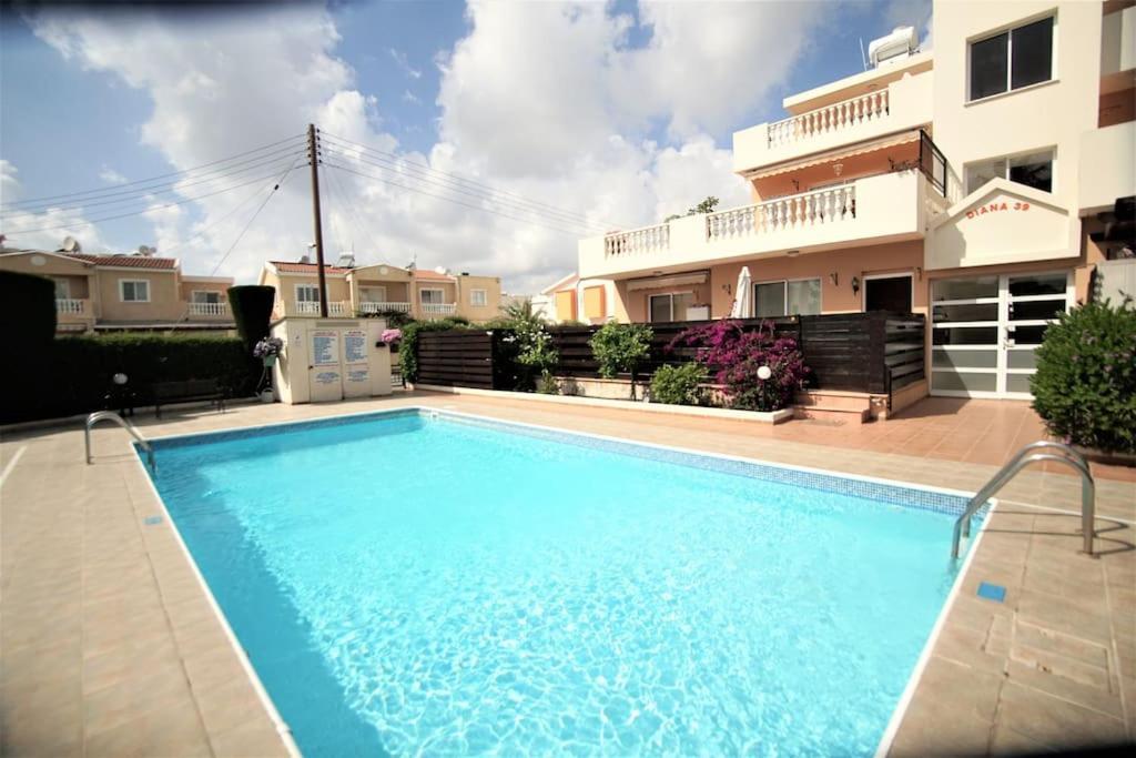 Central Pool-Side 2 Bedroom Apartment In Paphos Exteriör bild