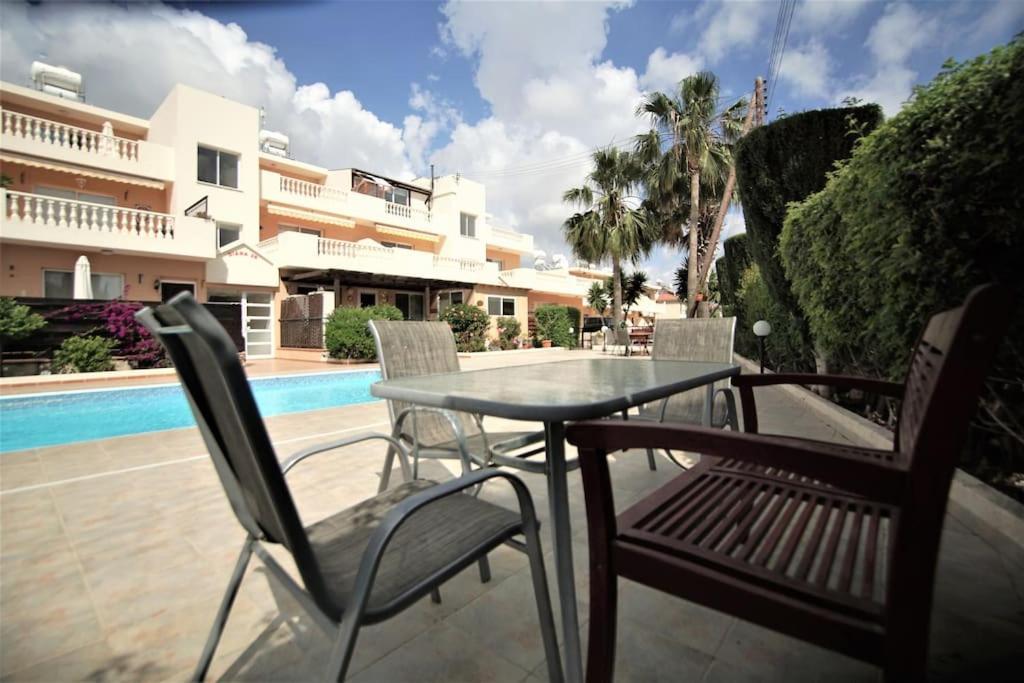 Central Pool-Side 2 Bedroom Apartment In Paphos Exteriör bild