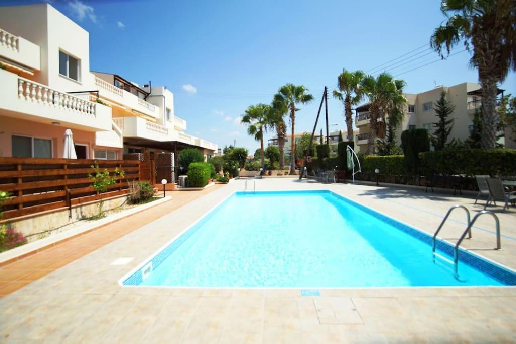 Central Pool-Side 2 Bedroom Apartment In Paphos Exteriör bild